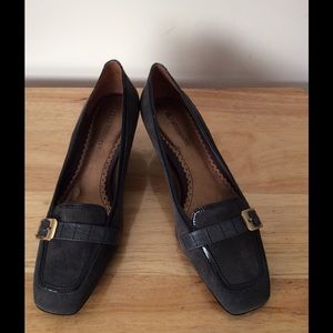 Women's gray suede pumps