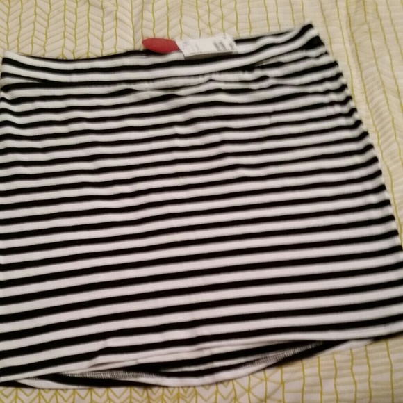 Black and white stripped h&m skirt
