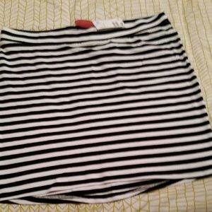Black and white stripped h&m skirt