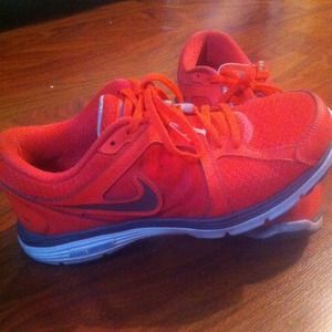 🎉FLASH SALE!!!!🎉 Nike shoes!!