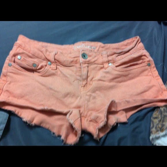 Cute orange shorts!