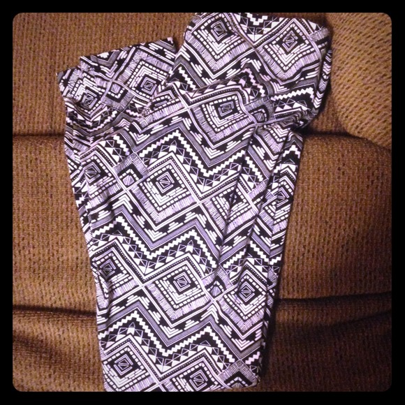Black and white aztec print leggings