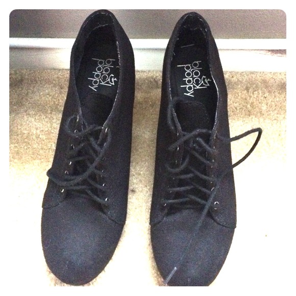 Black closed toed wedges