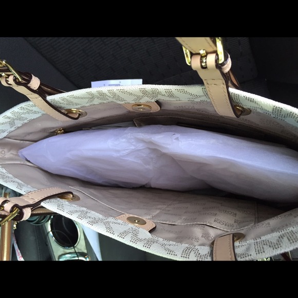 Vanilla Michael kors tote - Picture 3 of 4