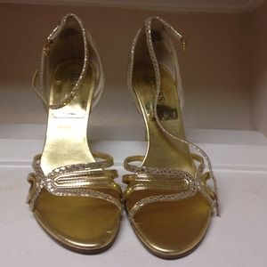 Size 7 Guess heels 😍