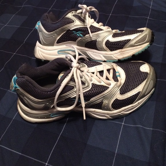Blue and white reebok sneakers!💙