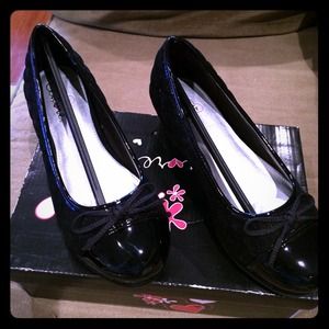 BRAND NEW CHILDRENS SIZE 2 wedge shoes!