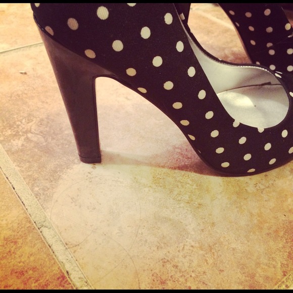NEVER WORN POLKA DOT JESSICA SIMPSON PUMPS - Picture 2 of 3