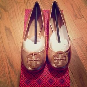 TORY BURCH REVA FLAT ROSE GOLD SZ 5 NEW IN BOX!