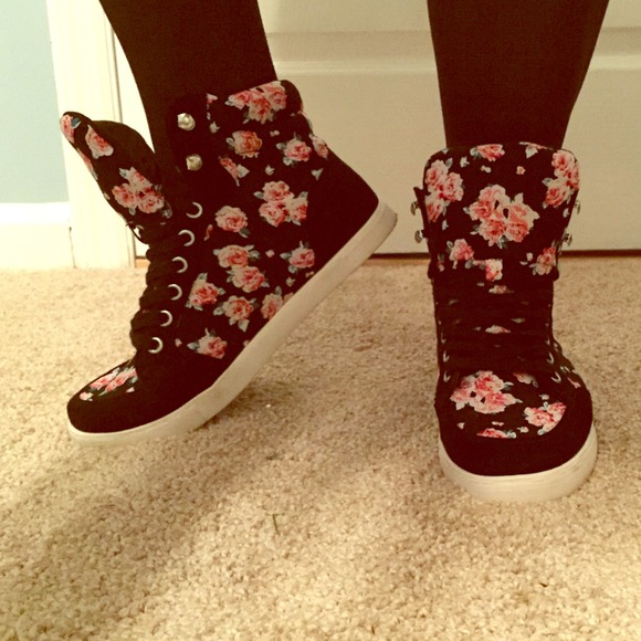 Forever 21 Shoes - Forever 21 floral high top skater shoes size 7
