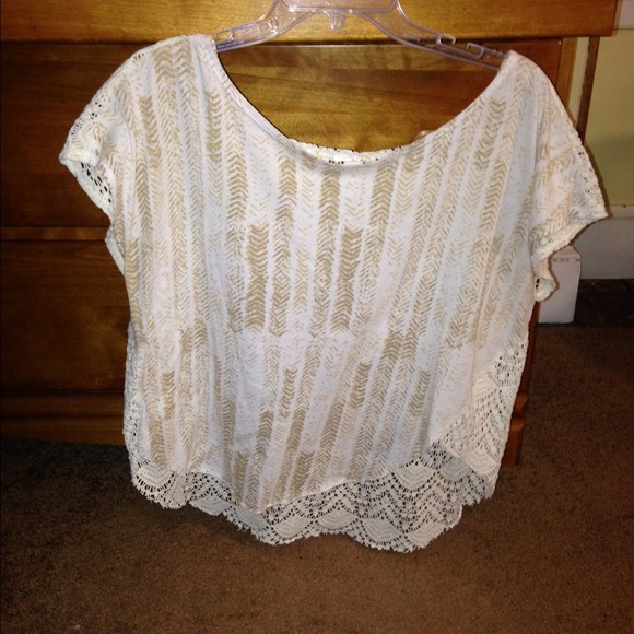 Cute white crocheted back short sleeve shirt M/L