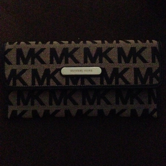 Michael Kors Clutches & Wallets - NWOT Michael Kors Wallet