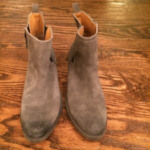 Nine West Vintage Collection. Grey suede.