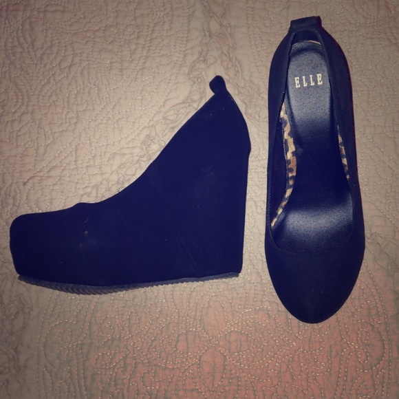 Black wedges