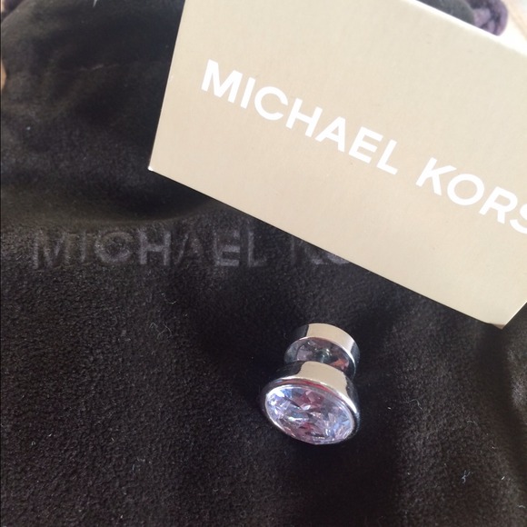 One Michael Kors Stud