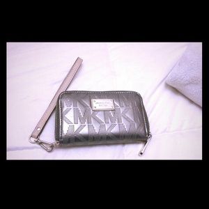 Michael Kors iPhone 4/5 wristlet