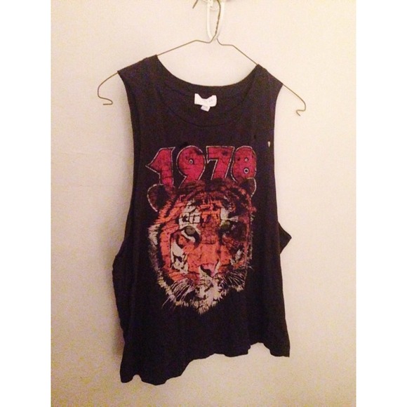 F21 Distressed Graphic tiger muscle tank