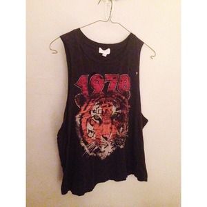 F21 Distressed Graphic tiger muscle tank
