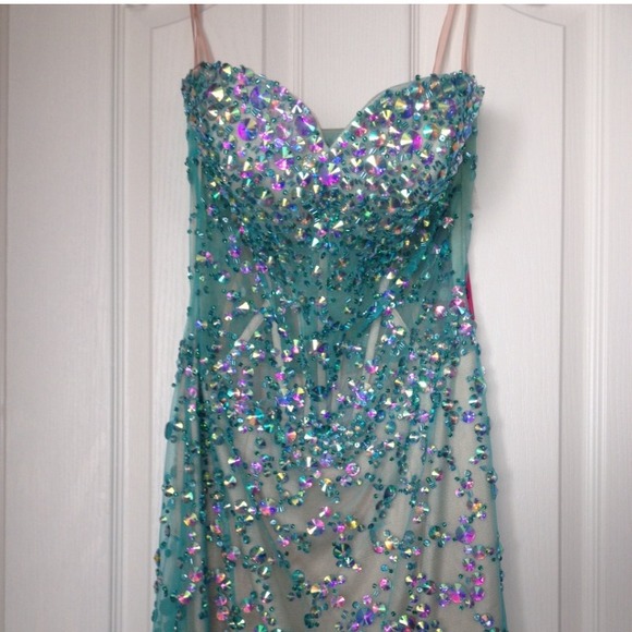 Gorgeous long beaded formal gown - Picture 1 of 4
