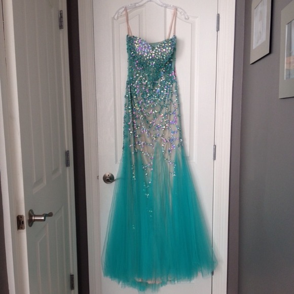Gorgeous long beaded formal gown - Picture 2 of 4
