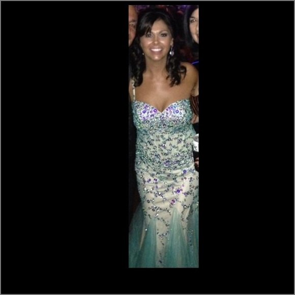 Gorgeous long beaded formal gown - Picture 3 of 4