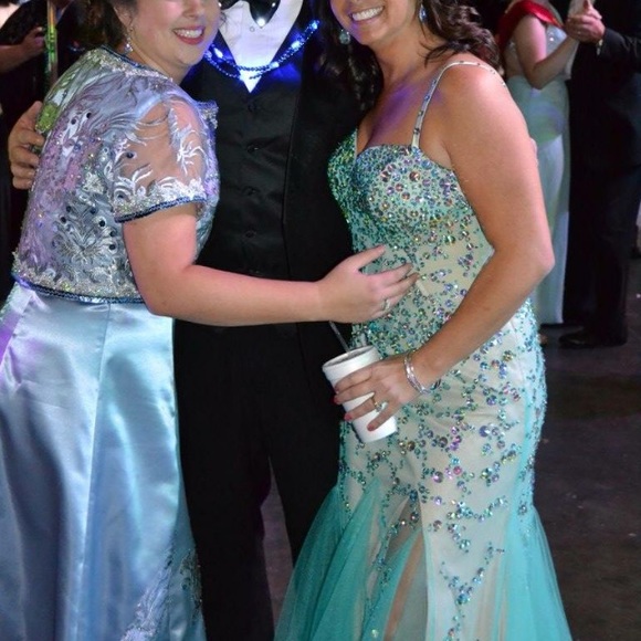 Gorgeous long beaded formal gown - Picture 4 of 4
