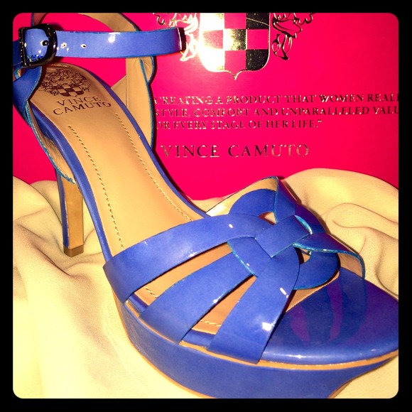 💙🔹Gorgeous and Unique - V.Camuto 🔹💙 - Picture 1 of 4