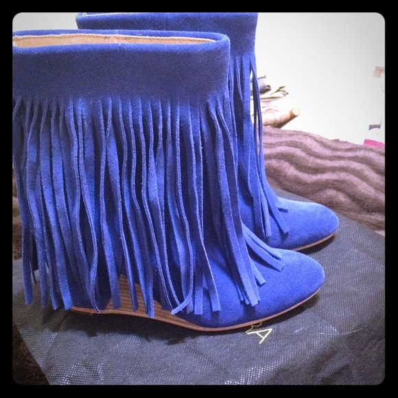 Nice koolaburra  fringed wedge boots