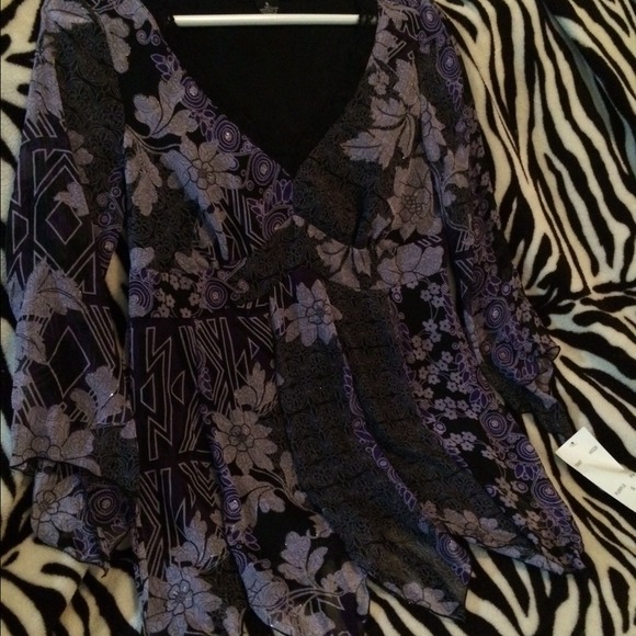 NWT! Pretty Semi Sheer Blouse - Picture 3 of 4