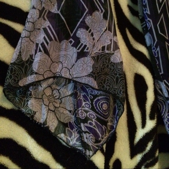 NWT! Pretty Semi Sheer Blouse - Picture 4 of 4