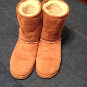 Uggs Chestnut Short Classic, 6 (Fit 7)