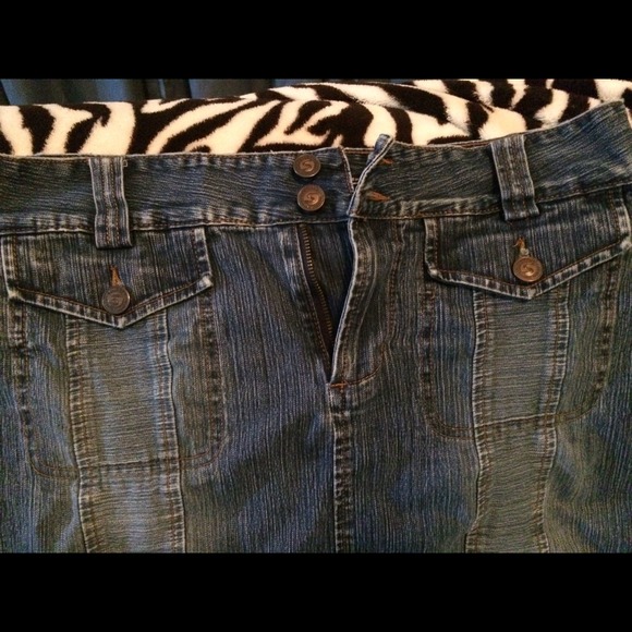 Squeeze Denim Skirt - Picture 2 of 3