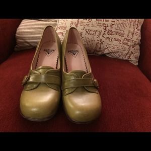 Fluevog Sharon wedge heel size 10.5 wide olive