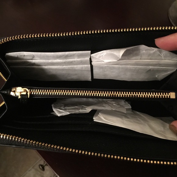 ✋🏻sold✋🏻PM editor pick-Tory Burch zip wallet - Picture 3 of 4
