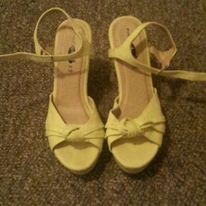 Pale yellow, knot, rue 21, 4' inch open-toe wedges