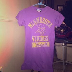 Minnesota vikings shirt never worn size medium.