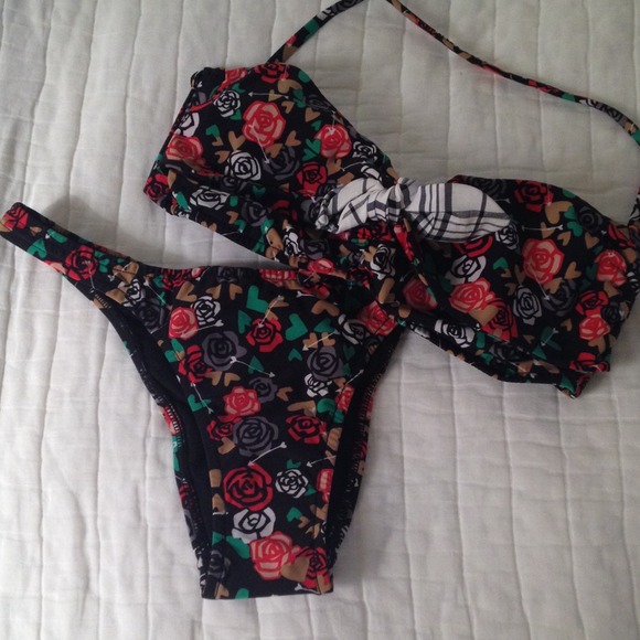 On hold! To @ blatulipe Bikini from Salinas.👙😉🌺