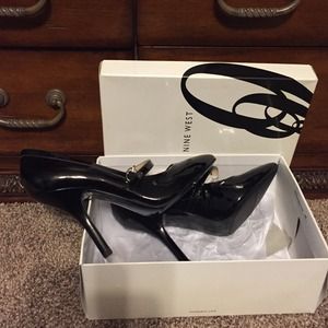 Nine West NWOT in box Bouffant Black Heels size 9