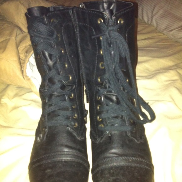 Women combat shoes,very trendy very comfy to walk,