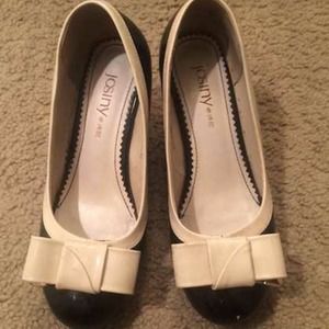 Shoes with bow