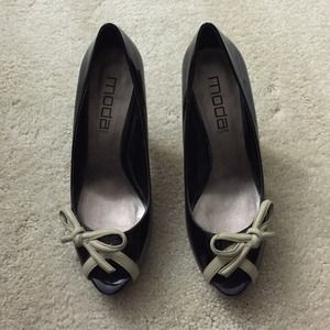 Moda peep toe black leather pumps