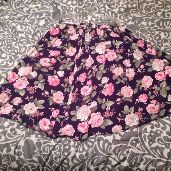 Beautiful floral vintage A line skirt 🌸🌺💜 - Picture 2 of 3