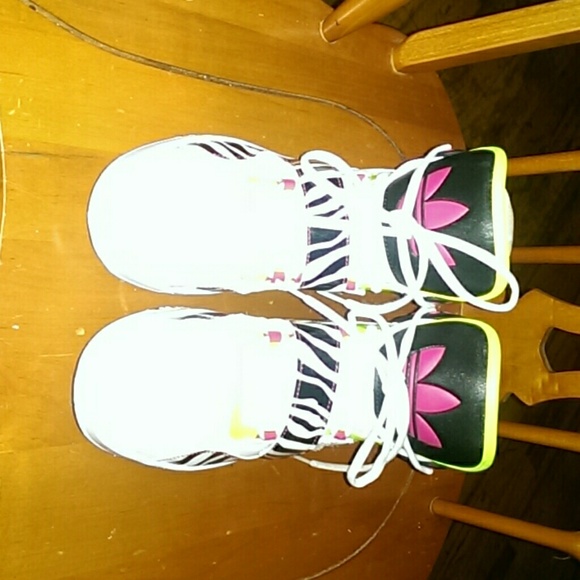 Adidas sneakers size eight and a half - Picture 1 of 4
