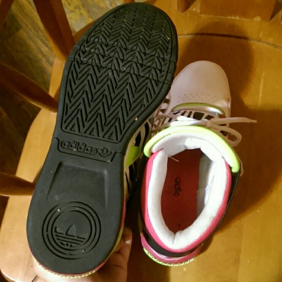 Adidas sneakers size eight and a half - Picture 2 of 4