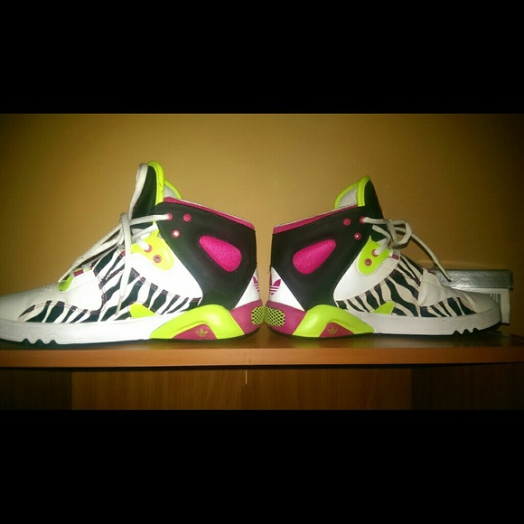 Adidas sneakers size eight and a half - Picture 3 of 4