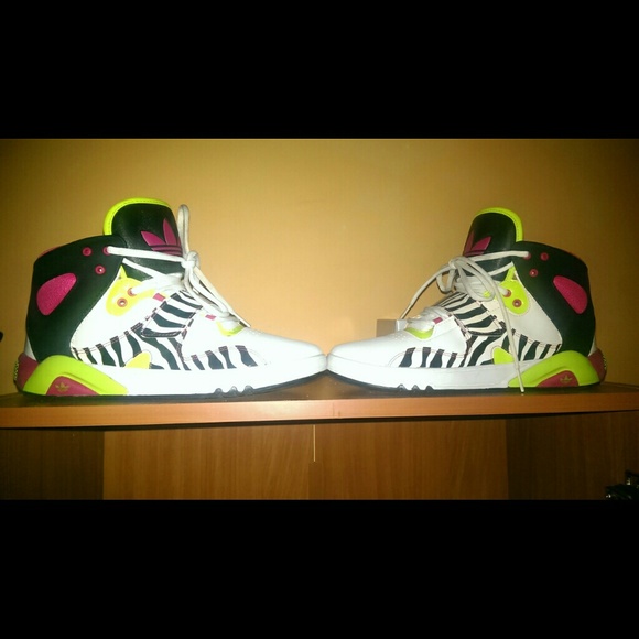 Adidas sneakers size eight and a half - Picture 4 of 4