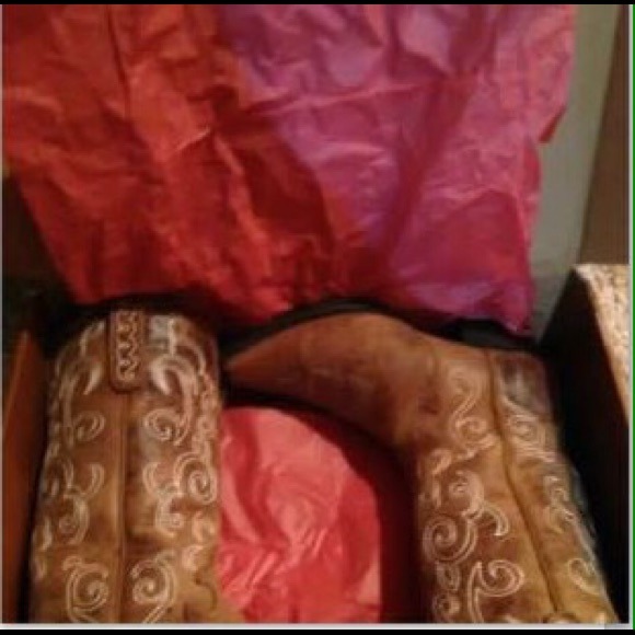 Selling them for a friend. Only worn a three times - Picture 2 of 4