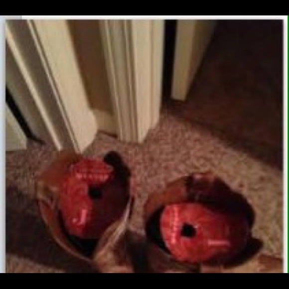 Selling them for a friend. Only worn a three times - Picture 4 of 4