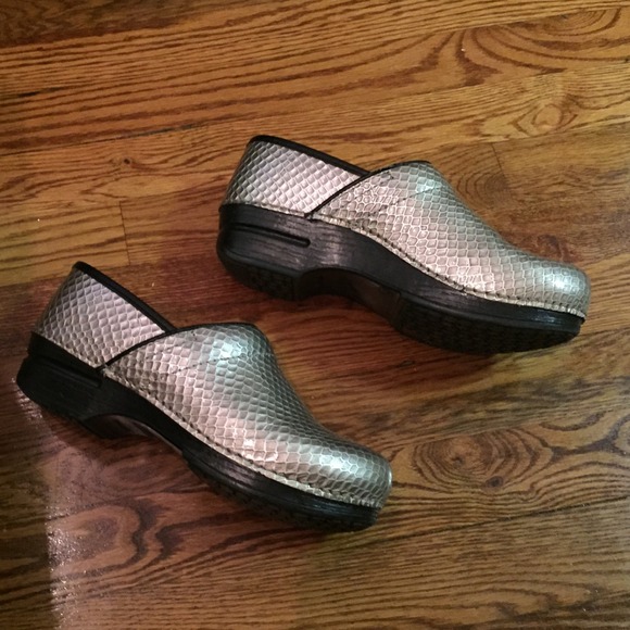 Dansko XP pro women's size 38 metallic silver