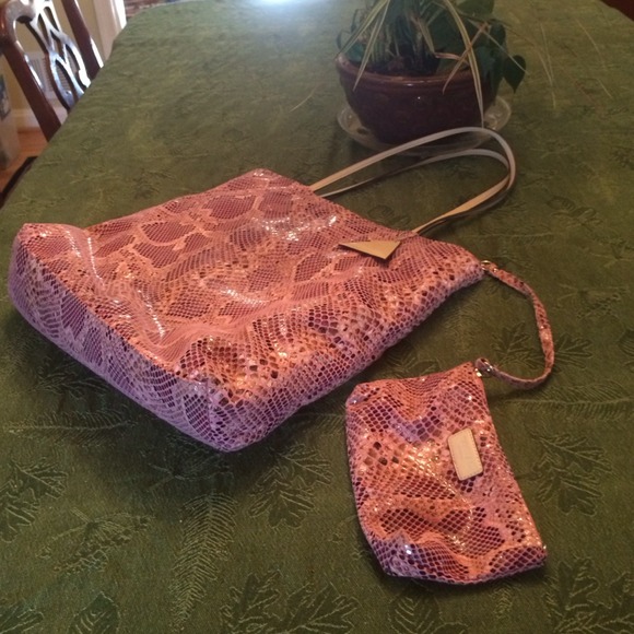 Sorial pink faux snakeskin tote purse w wristlet